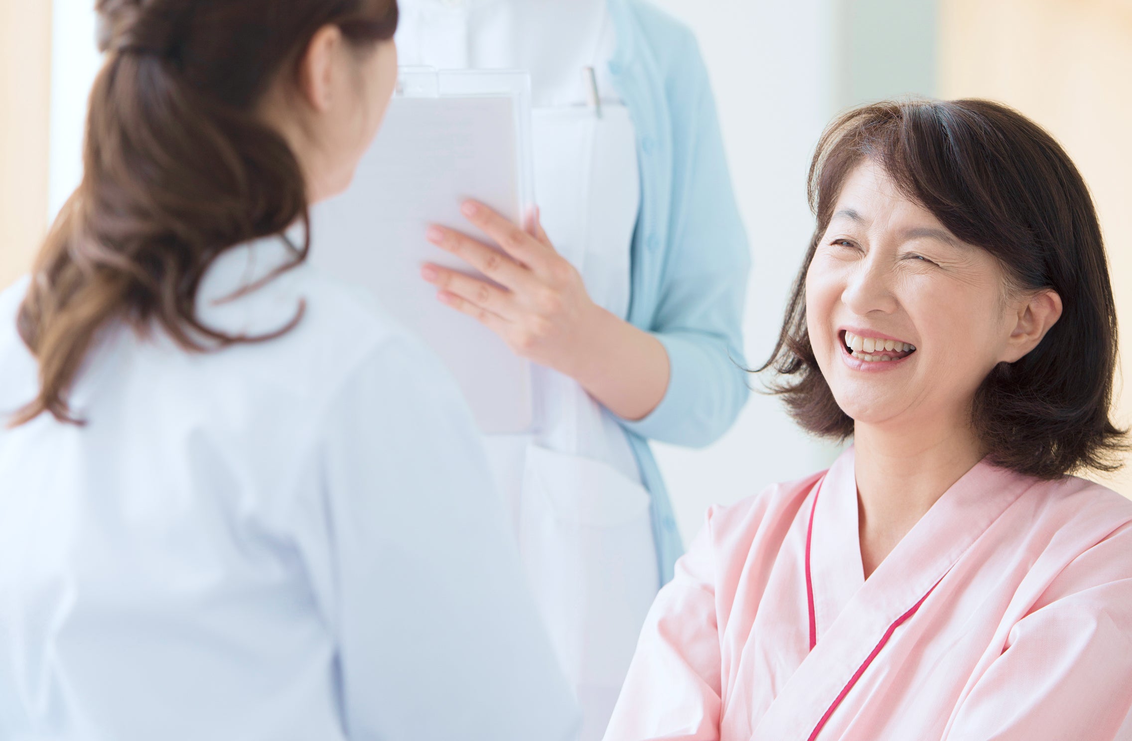 医師の診断を受けている女性の写真